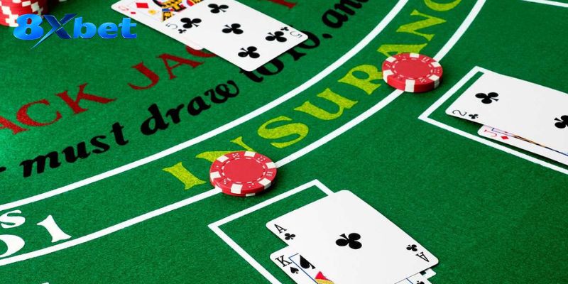 Vòng cược được chia thành đặt tiền, hành động và so điểm